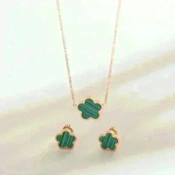 Green Clover Jewelry Set: Necklace and Earrings - Picture 2 of 2